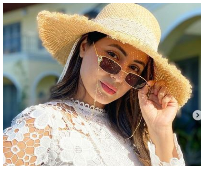 Hina Khan की खूबसूरत तस्वीरों ने इंटरनेट मचाया बवाल, देखकर आप भी करेंगे तारीफ